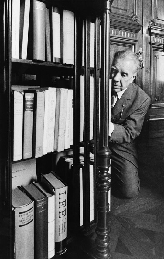 Jorge Luis Borges de rodillas ante los libros