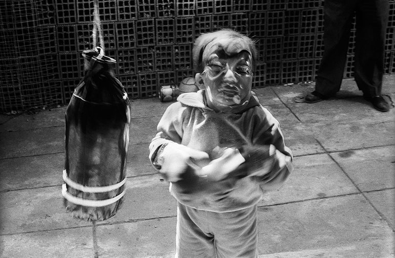 Huguito jugando en la casa de sus abuelos adoptivos, La Plata, de la serie Las Máscaras